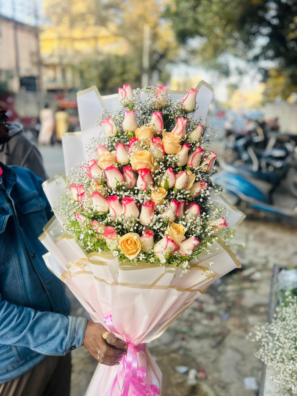 Mother's Day flower delivery bouquet in Indirapuram Ghaziabad