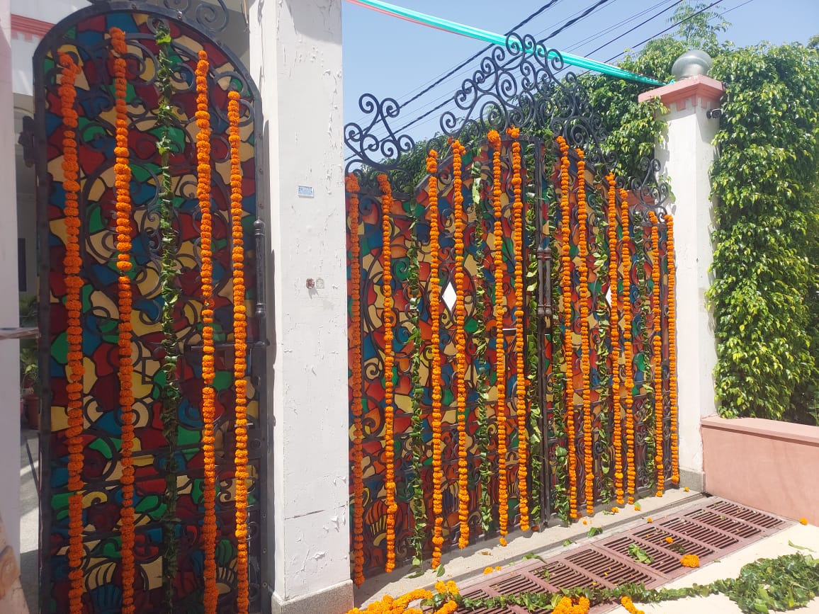 Home Entrance Genda Patta Flower Decoration