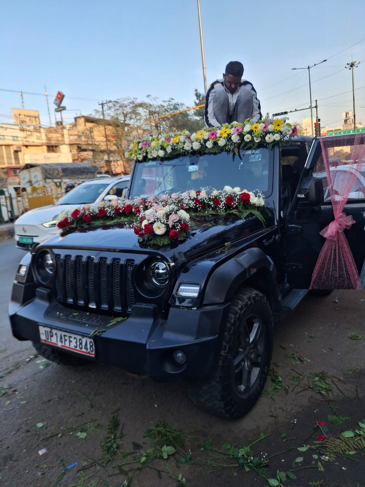 Mahindra Black Thar flower decoration for wedding at Chaudhary Mod GT Road